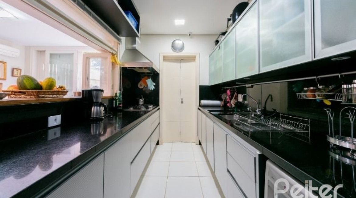 Casa à venda com 280m², 4 dormitórios, 2 suítes, 4 vagas, no bairro Vila Assuncao em Porto Alegre