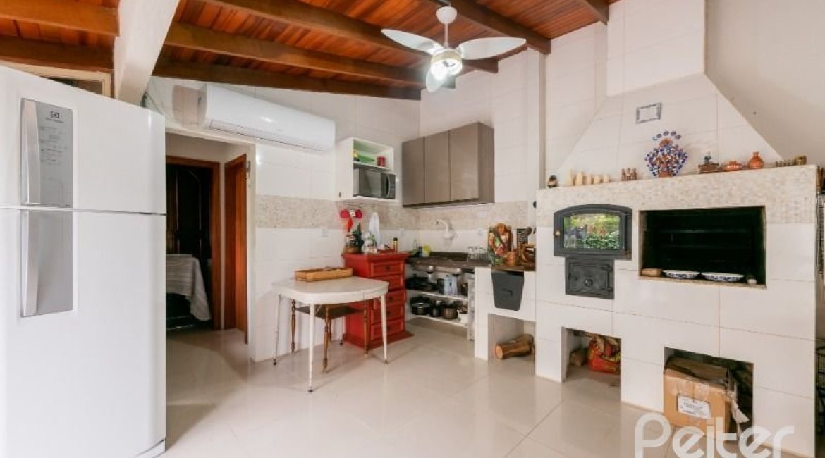 Casa à venda com 280m², 4 dormitórios, 2 suítes, 4 vagas, no bairro Vila Assuncao em Porto Alegre