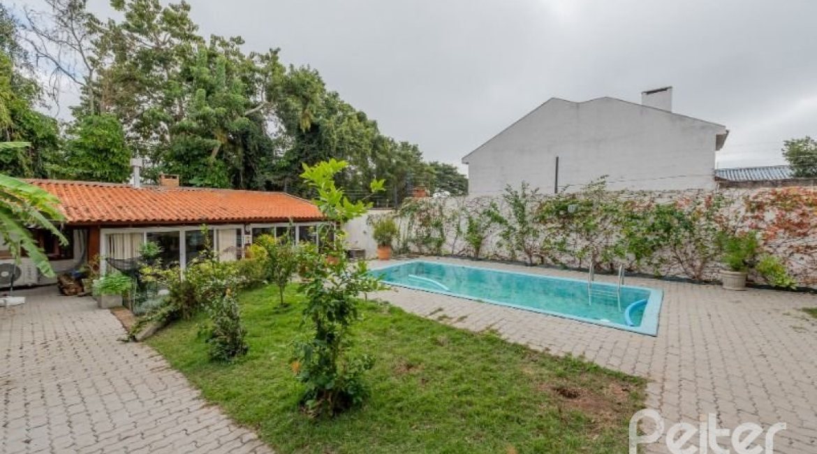 Casa à venda com 280m², 4 dormitórios, 2 suítes, 4 vagas, no bairro Vila Assuncao em Porto Alegre