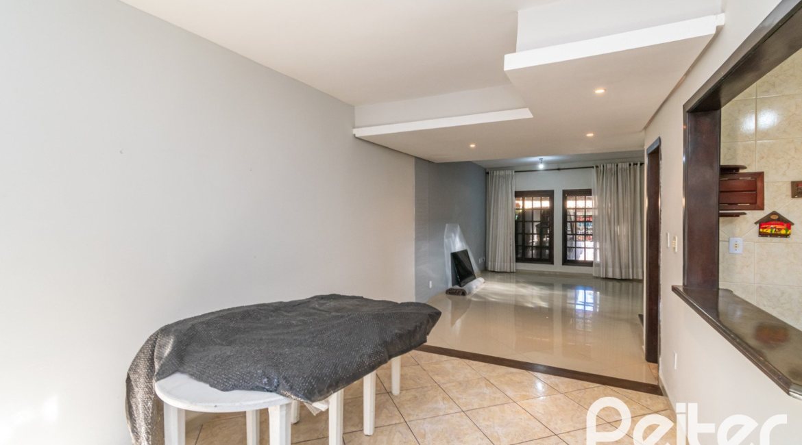 Casa à venda com 165m², 3 dormitórios, 1 suíte, 2 vagas, no bairro Ipanema em Porto Alegre