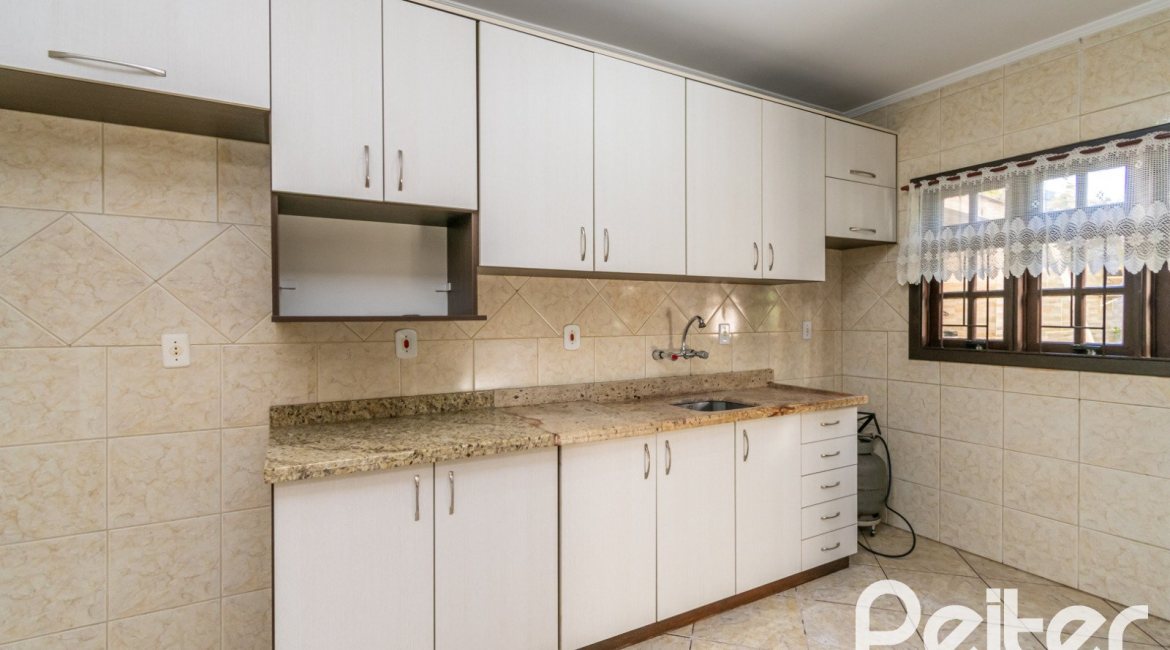 Casa à venda com 165m², 3 dormitórios, 1 suíte, 2 vagas, no bairro Ipanema em Porto Alegre