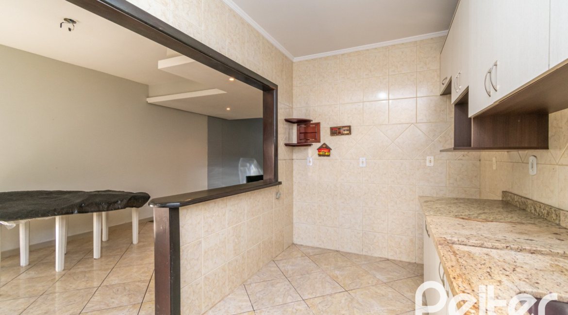 Casa à venda com 165m², 3 dormitórios, 1 suíte, 2 vagas, no bairro Ipanema em Porto Alegre