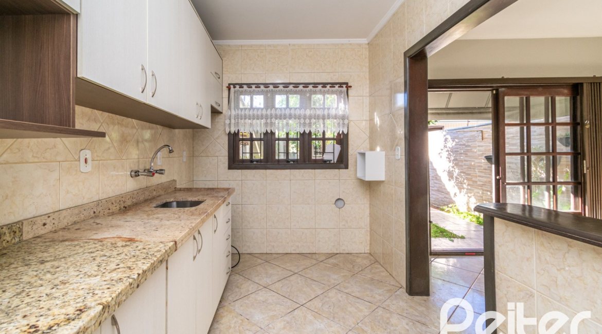 Casa à venda com 165m², 3 dormitórios, 1 suíte, 2 vagas, no bairro Ipanema em Porto Alegre