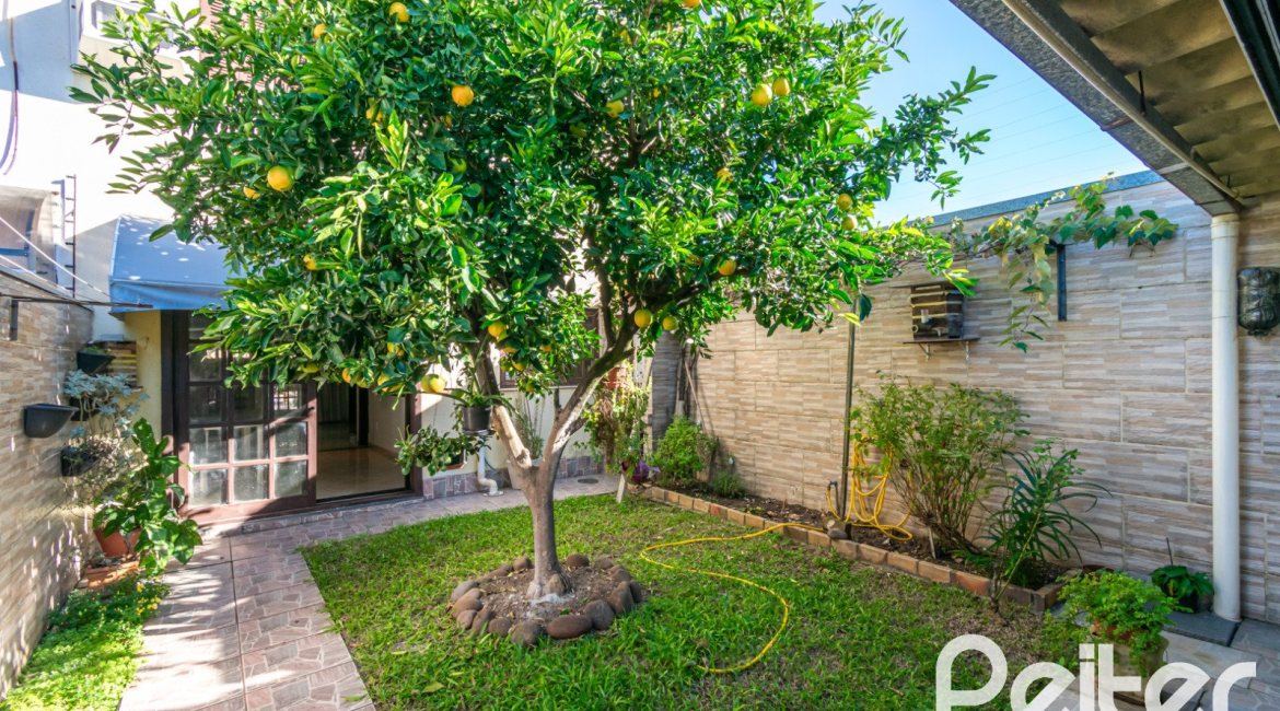 Casa à venda com 165m², 3 dormitórios, 1 suíte, 2 vagas, no bairro Ipanema em Porto Alegre