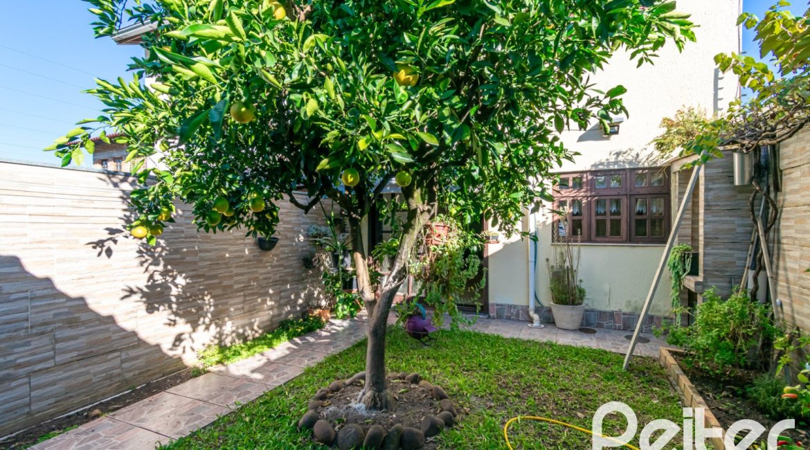 Casa à venda com 165m², 3 dormitórios, 1 suíte, 2 vagas, no bairro Ipanema em Porto Alegre