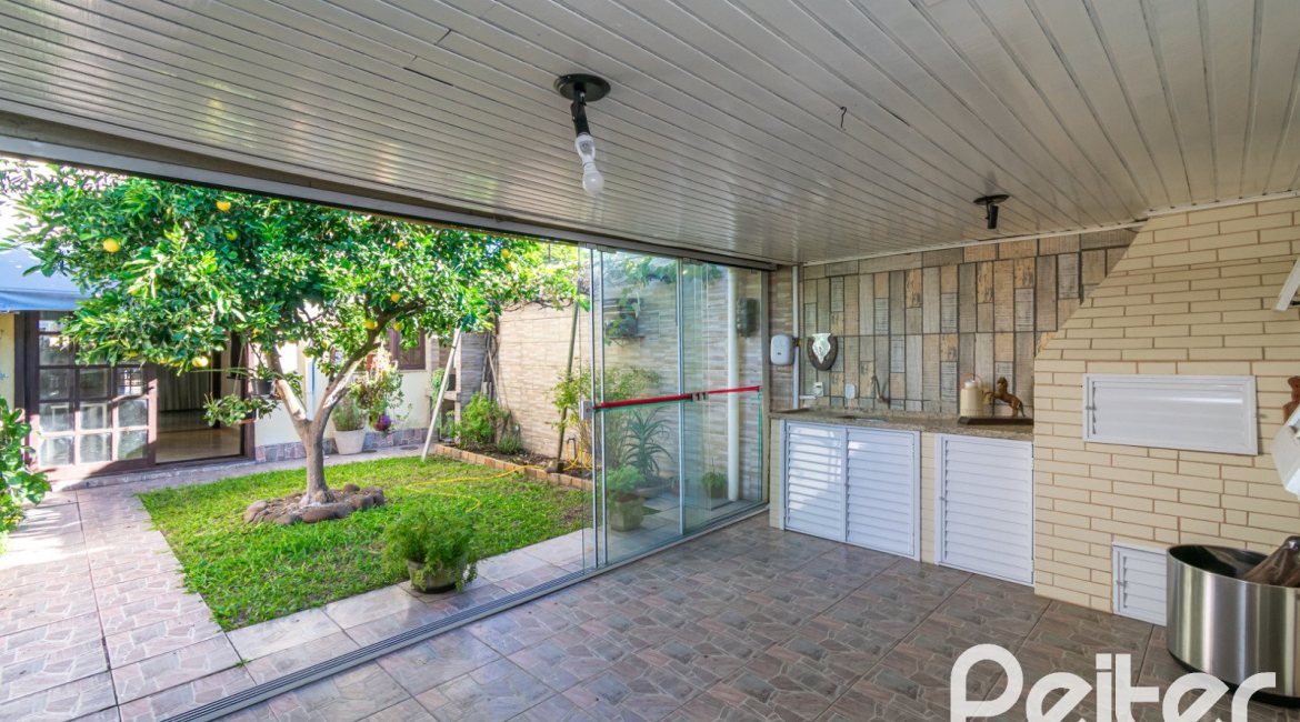 Casa à venda com 165m², 3 dormitórios, 1 suíte, 2 vagas, no bairro Ipanema em Porto Alegre