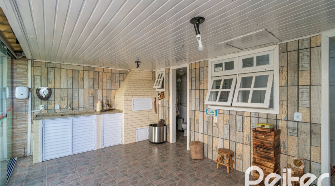 Casa à venda com 165m², 3 dormitórios, 1 suíte, 2 vagas, no bairro Ipanema em Porto Alegre