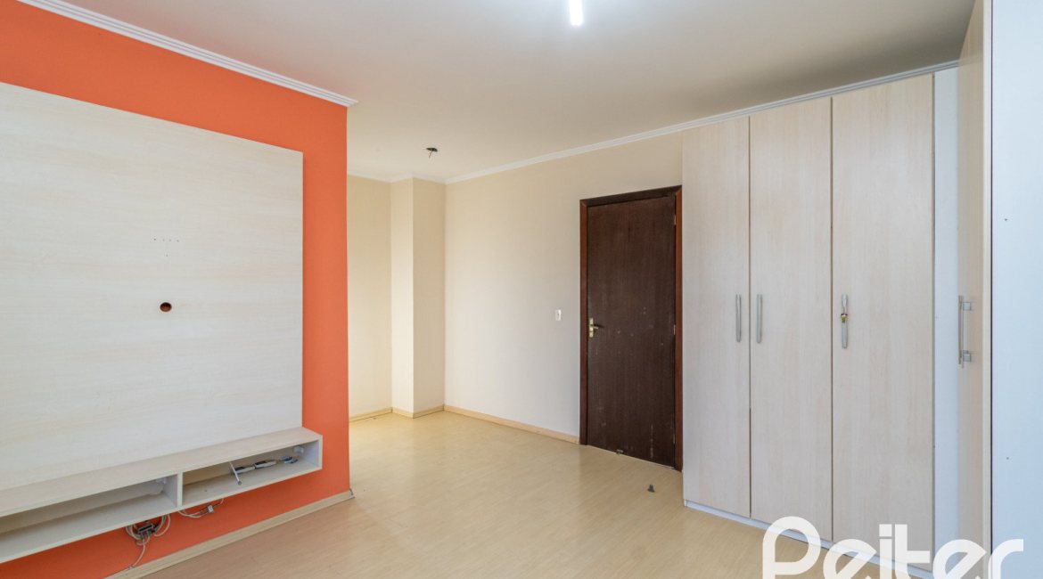 Casa à venda com 165m², 3 dormitórios, 1 suíte, 2 vagas, no bairro Ipanema em Porto Alegre