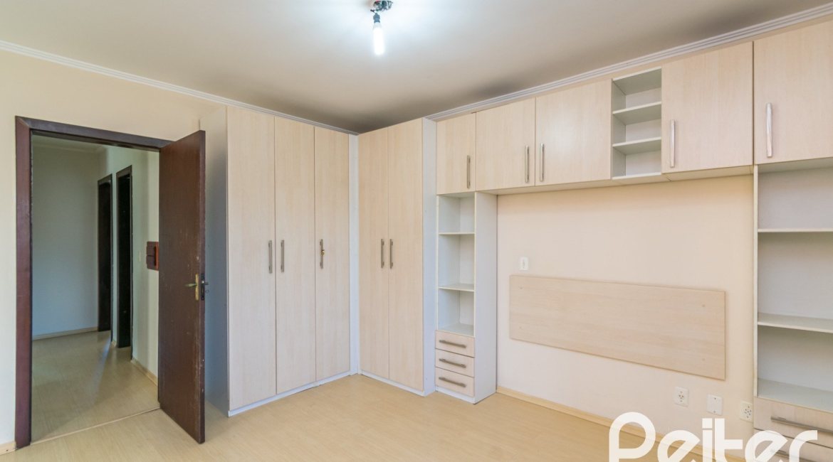 Casa à venda com 165m², 3 dormitórios, 1 suíte, 2 vagas, no bairro Ipanema em Porto Alegre