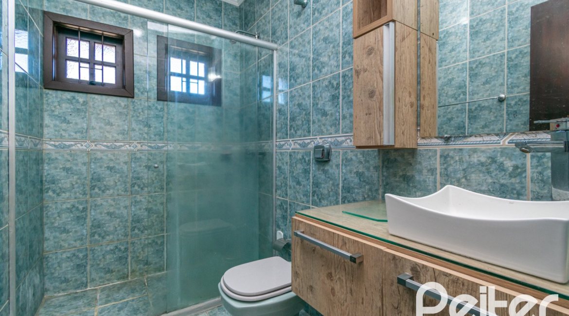 Casa à venda com 165m², 3 dormitórios, 1 suíte, 2 vagas, no bairro Ipanema em Porto Alegre