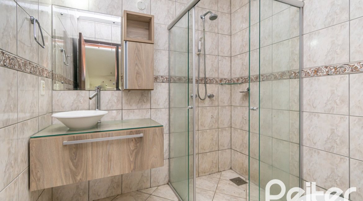 Casa à venda com 165m², 3 dormitórios, 1 suíte, 2 vagas, no bairro Ipanema em Porto Alegre