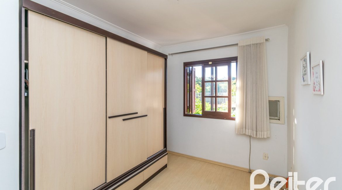 Casa à venda com 165m², 3 dormitórios, 1 suíte, 2 vagas, no bairro Ipanema em Porto Alegre