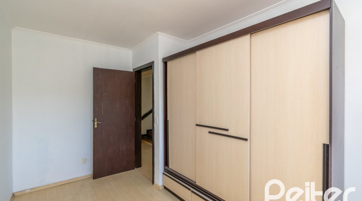 Casa à venda com 165m², 3 dormitórios, 1 suíte, 2 vagas, no bairro Ipanema em Porto Alegre