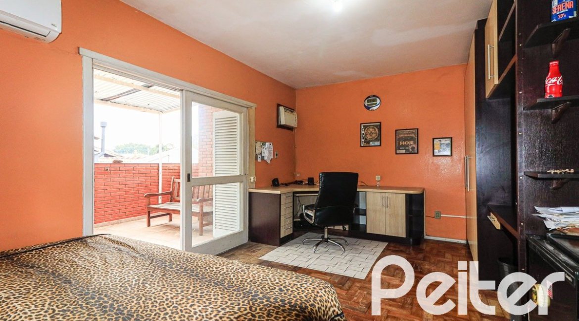 Casa à venda com 290m², 3 dormitórios, 1 suíte, 4 vagas, no bairro Jardim Isabel em Porto Alegre