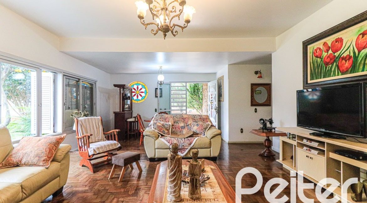 Casa à venda com 290m², 3 dormitórios, 1 suíte, 4 vagas, no bairro Jardim Isabel em Porto Alegre