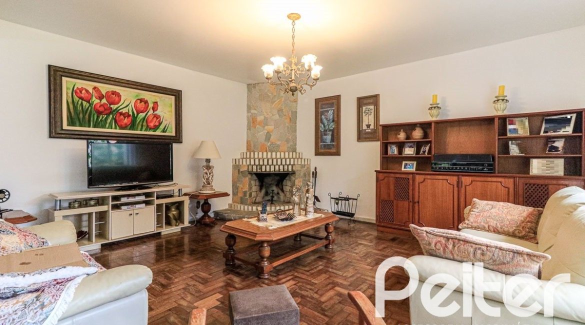 Casa à venda com 290m², 3 dormitórios, 1 suíte, 4 vagas, no bairro Jardim Isabel em Porto Alegre