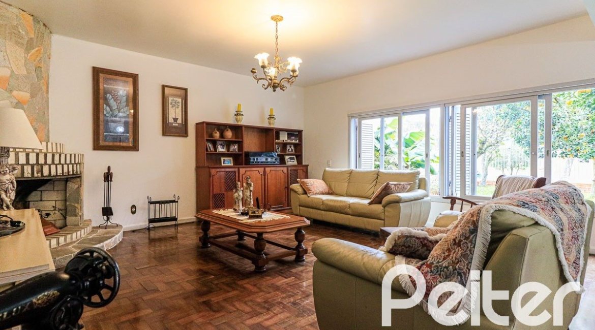 Casa à venda com 290m², 3 dormitórios, 1 suíte, 4 vagas, no bairro Jardim Isabel em Porto Alegre