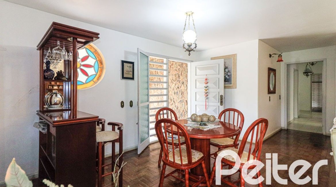 Casa à venda com 290m², 3 dormitórios, 1 suíte, 4 vagas, no bairro Jardim Isabel em Porto Alegre