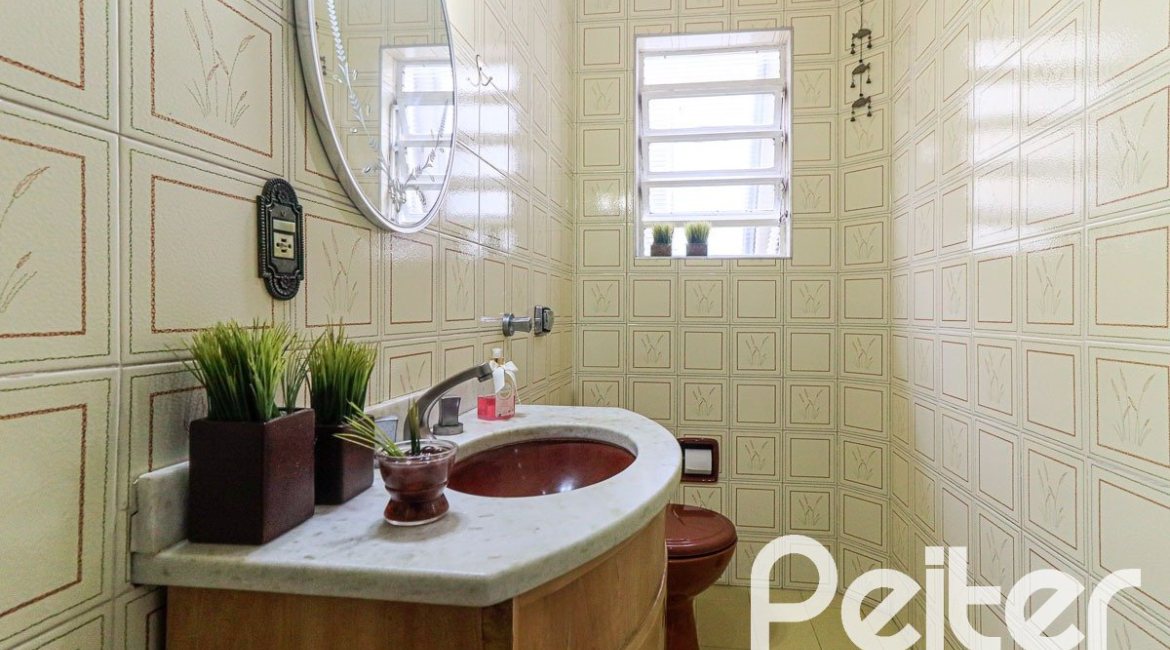 Casa à venda com 290m², 3 dormitórios, 1 suíte, 4 vagas, no bairro Jardim Isabel em Porto Alegre