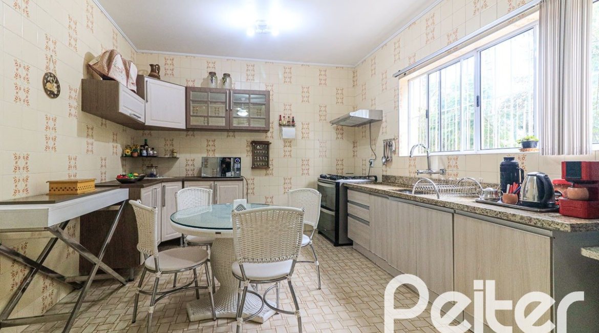 Casa à venda com 290m², 3 dormitórios, 1 suíte, 4 vagas, no bairro Jardim Isabel em Porto Alegre