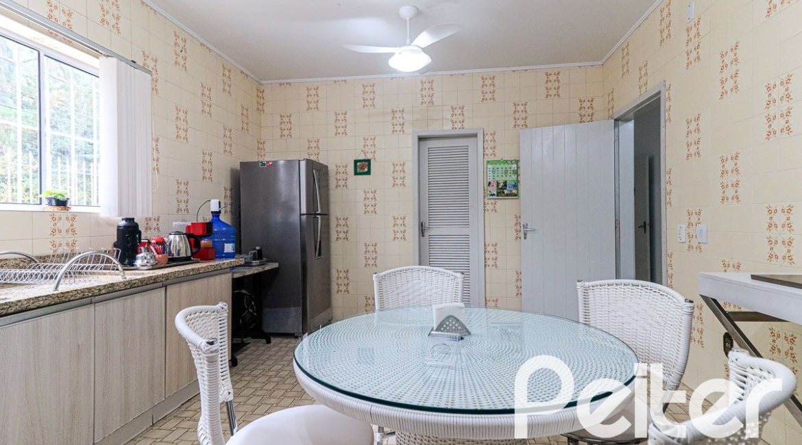 Casa à venda com 290m², 3 dormitórios, 1 suíte, 4 vagas, no bairro Jardim Isabel em Porto Alegre