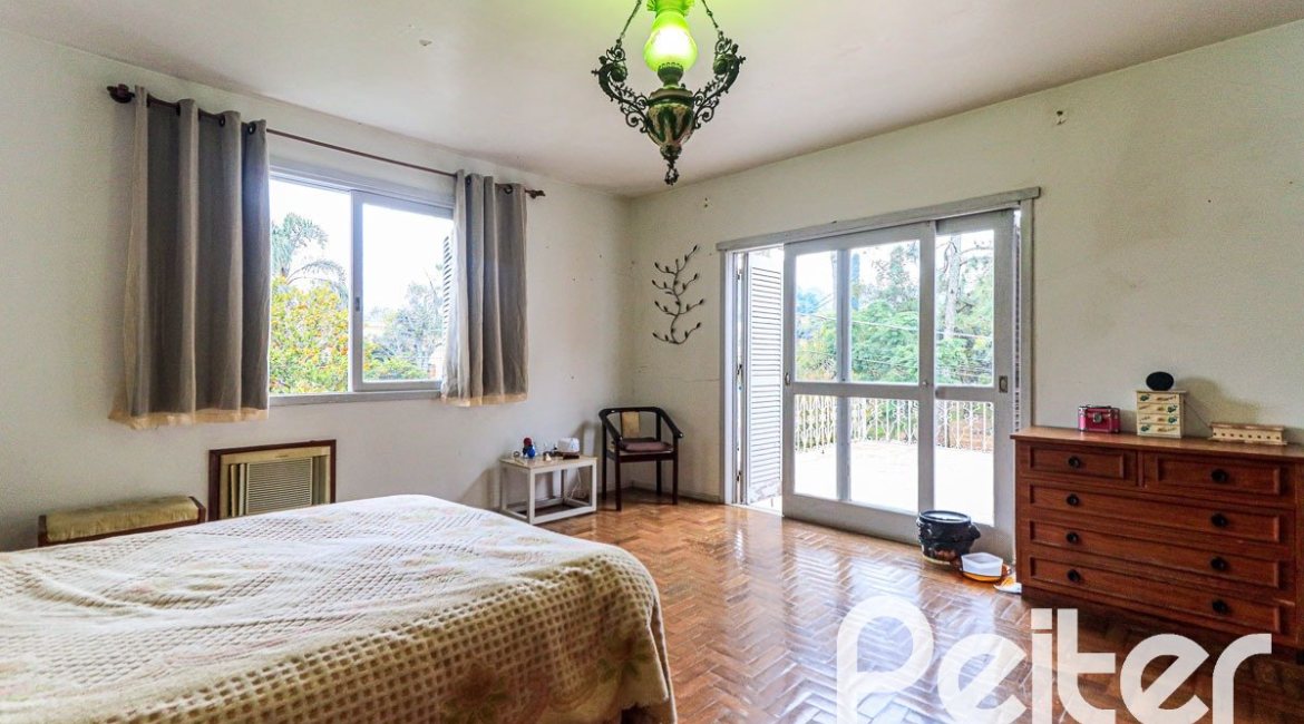 Casa à venda com 290m², 3 dormitórios, 1 suíte, 4 vagas, no bairro Jardim Isabel em Porto Alegre