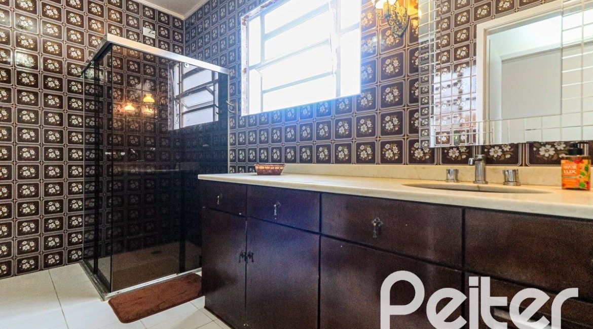 Casa à venda com 290m², 3 dormitórios, 1 suíte, 4 vagas, no bairro Jardim Isabel em Porto Alegre