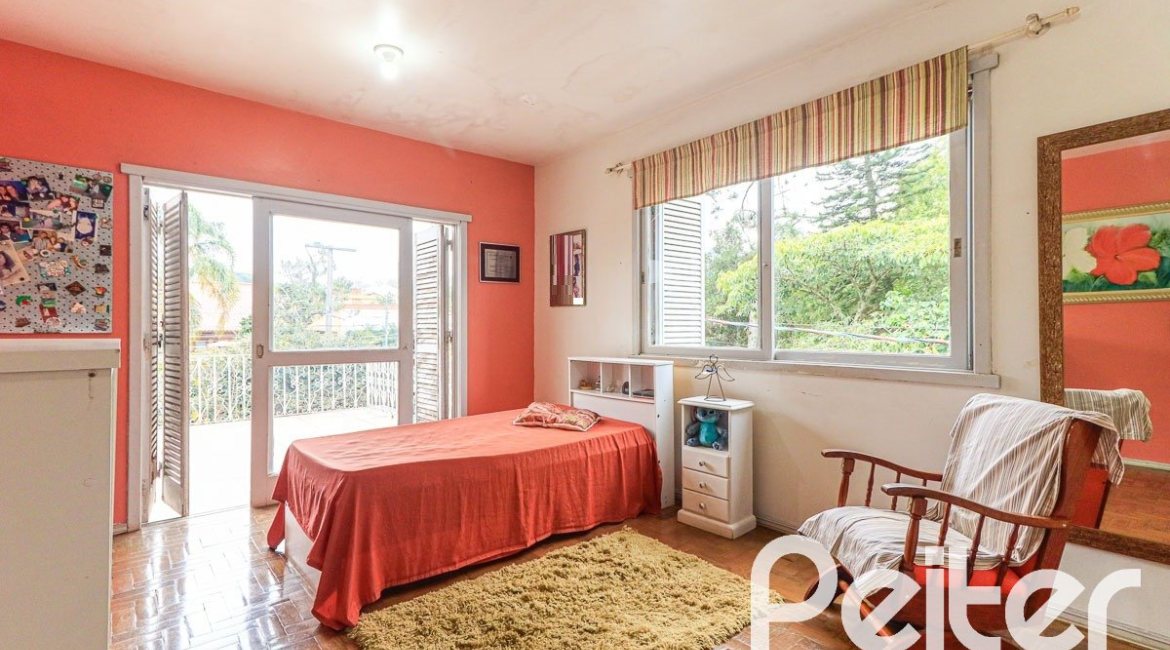 Casa à venda com 290m², 3 dormitórios, 1 suíte, 4 vagas, no bairro Jardim Isabel em Porto Alegre