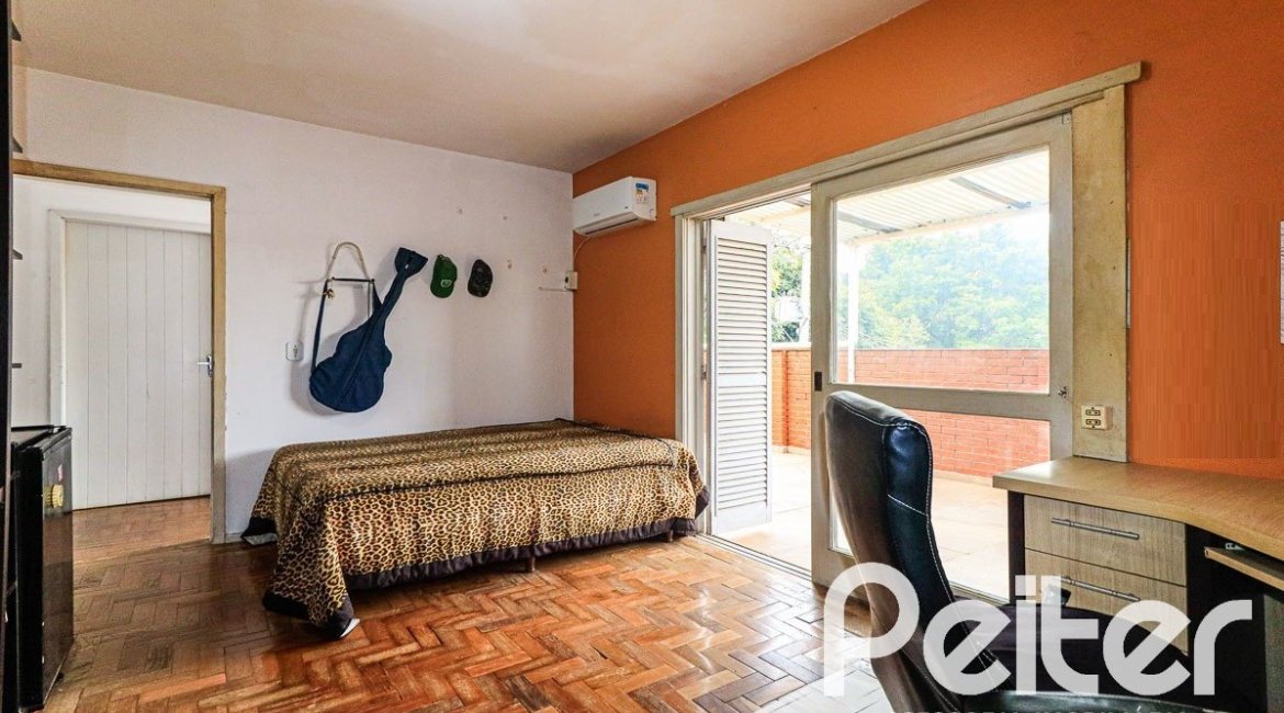 Casa à venda com 290m², 3 dormitórios, 1 suíte, 4 vagas, no bairro Jardim Isabel em Porto Alegre