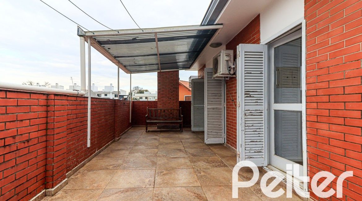 Casa à venda com 290m², 3 dormitórios, 1 suíte, 4 vagas, no bairro Jardim Isabel em Porto Alegre