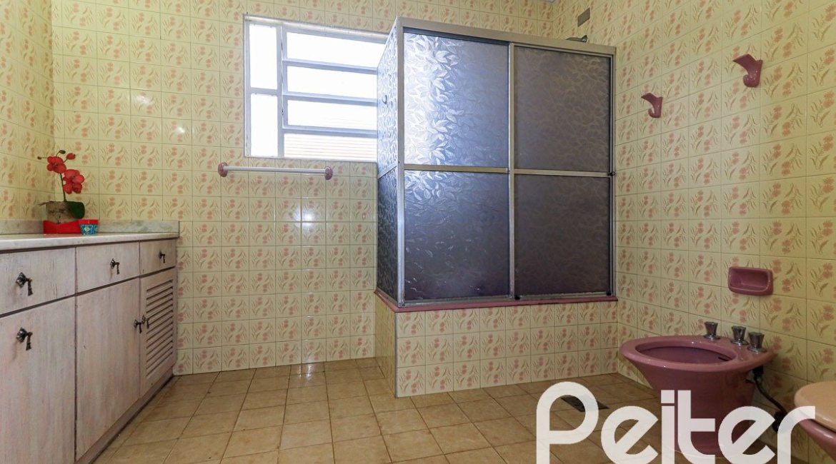 Casa à venda com 290m², 3 dormitórios, 1 suíte, 4 vagas, no bairro Jardim Isabel em Porto Alegre