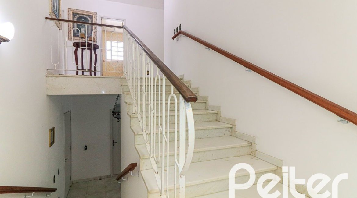 Casa à venda com 290m², 3 dormitórios, 1 suíte, 4 vagas, no bairro Jardim Isabel em Porto Alegre