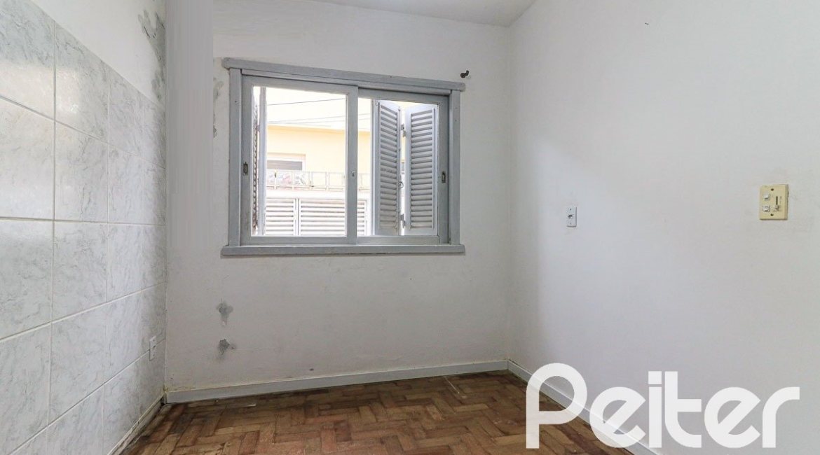 Casa à venda com 290m², 3 dormitórios, 1 suíte, 4 vagas, no bairro Jardim Isabel em Porto Alegre