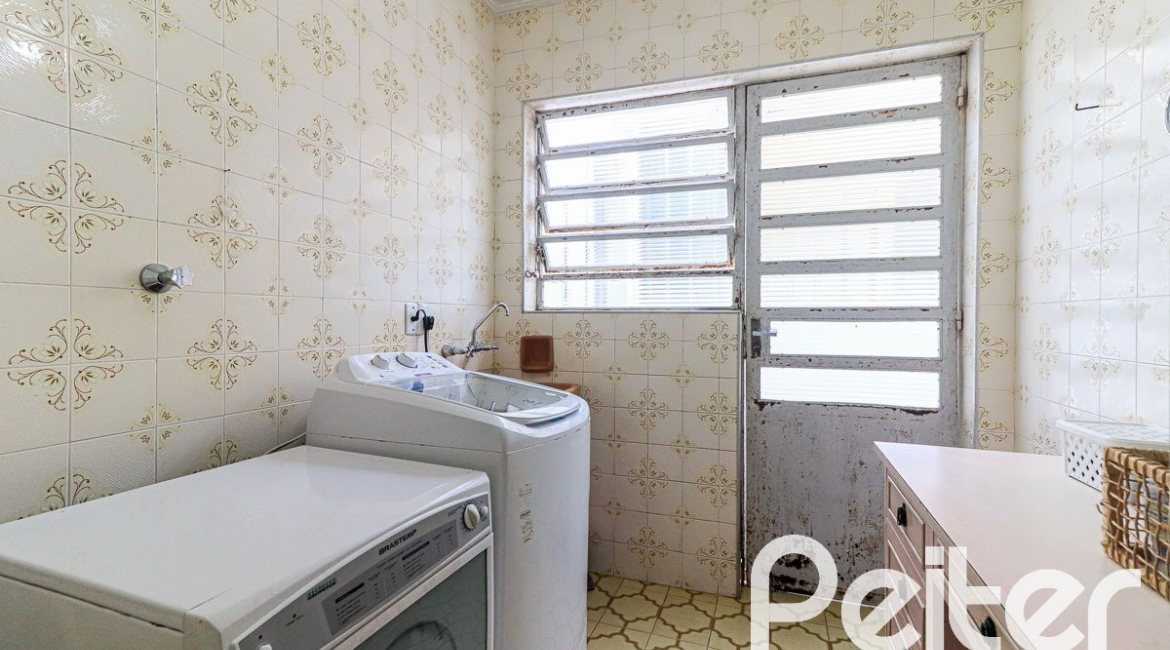 Casa à venda com 290m², 3 dormitórios, 1 suíte, 4 vagas, no bairro Jardim Isabel em Porto Alegre