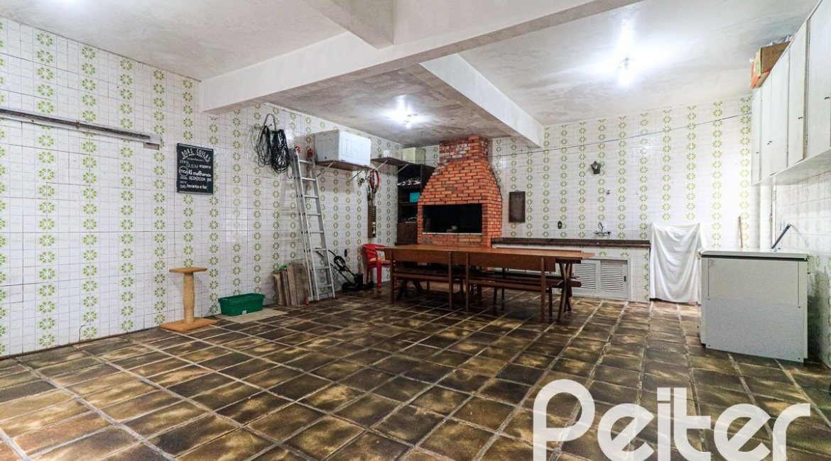 Casa à venda com 290m², 3 dormitórios, 1 suíte, 4 vagas, no bairro Jardim Isabel em Porto Alegre