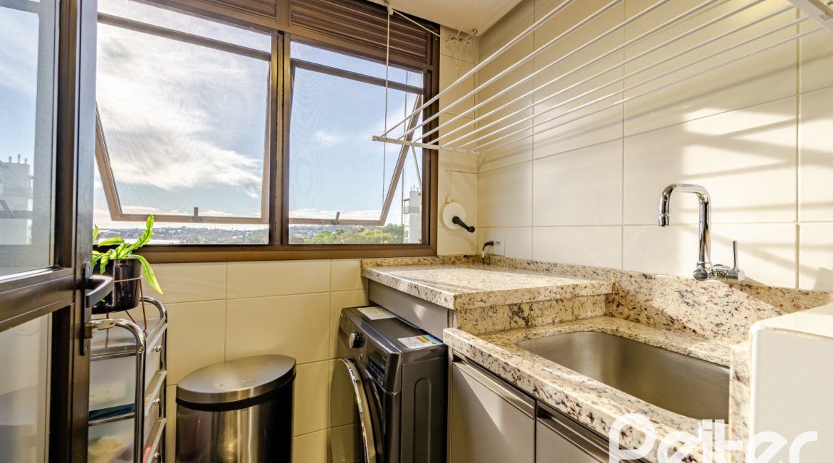 Apartamento à venda com 94m², 3 dormitórios, 1 suíte, 2 vagas, no bairro Tristeza em PORTO ALEGRE