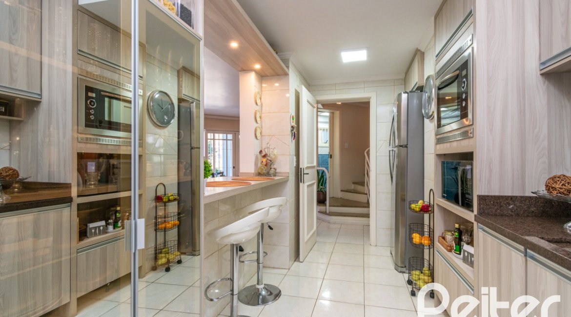 Casa em Condomínio à venda com 179m², 3 dormitórios, 1 suíte, 3 vagas, no bairro Tristeza em Porto Alegre