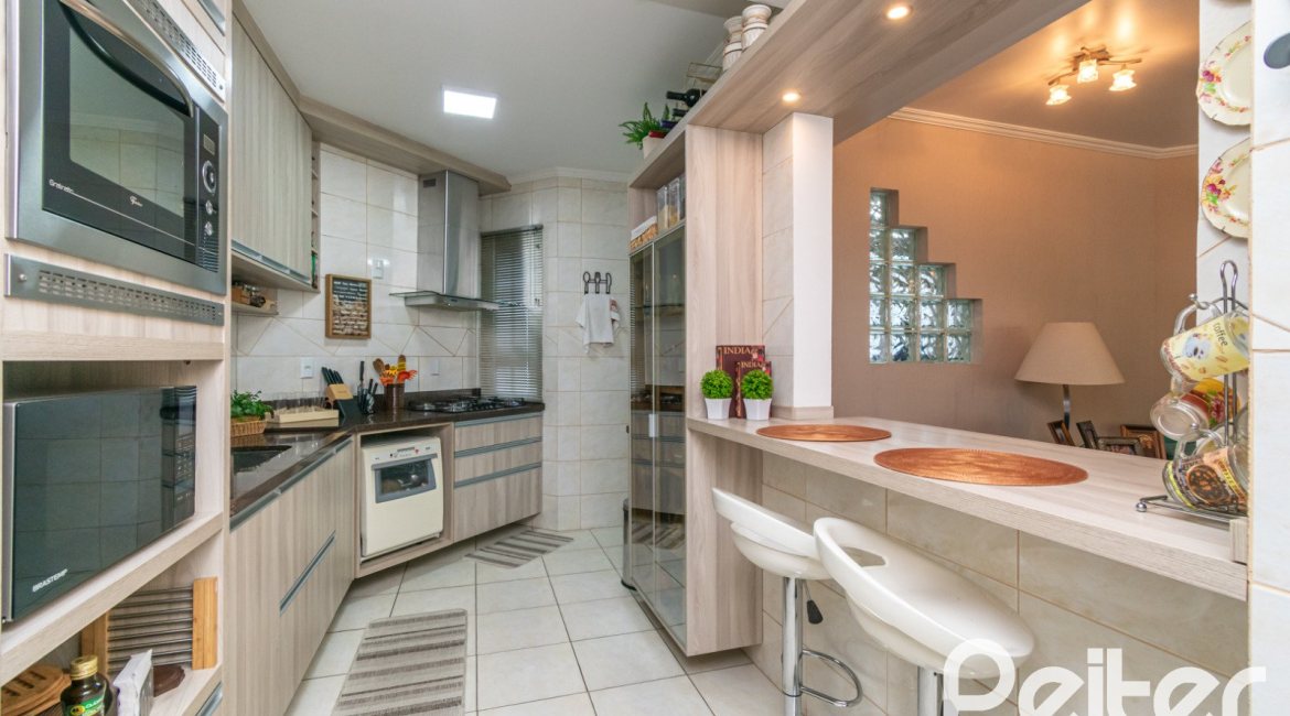 Casa em Condomínio à venda com 179m², 3 dormitórios, 1 suíte, 3 vagas, no bairro Tristeza em Porto Alegre