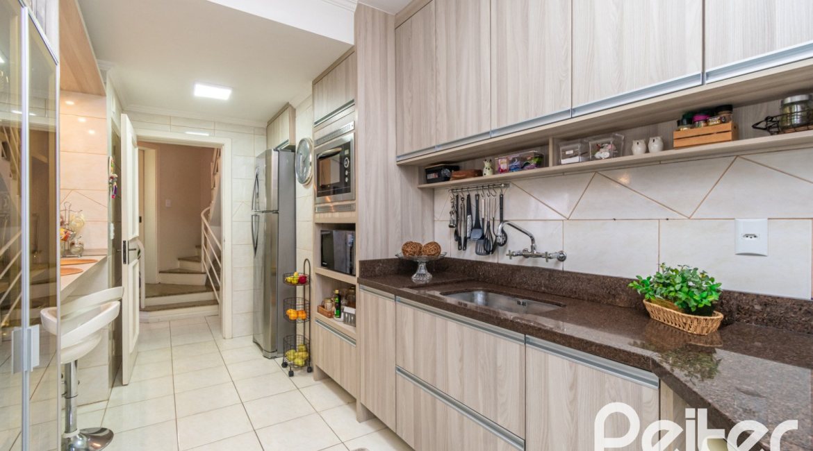 Casa em Condomínio à venda com 179m², 3 dormitórios, 1 suíte, 3 vagas, no bairro Tristeza em Porto Alegre