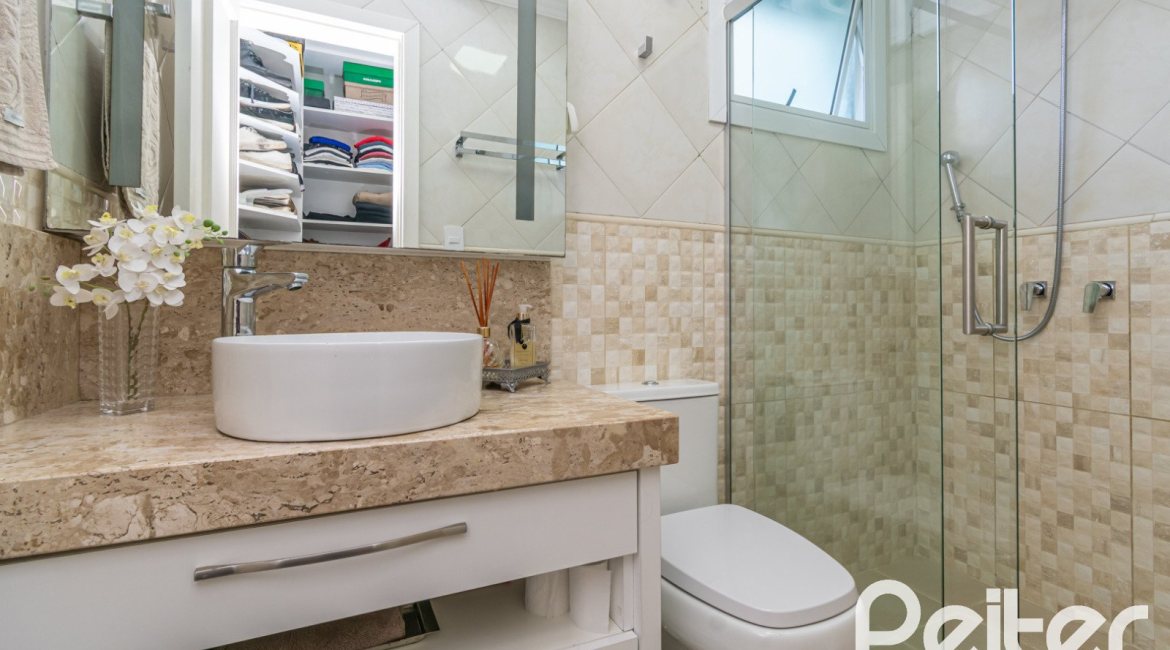 Casa em Condomínio à venda com 179m², 3 dormitórios, 1 suíte, 3 vagas, no bairro Tristeza em Porto Alegre