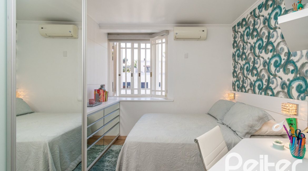 Casa em Condomínio à venda com 179m², 3 dormitórios, 1 suíte, 3 vagas, no bairro Tristeza em Porto Alegre