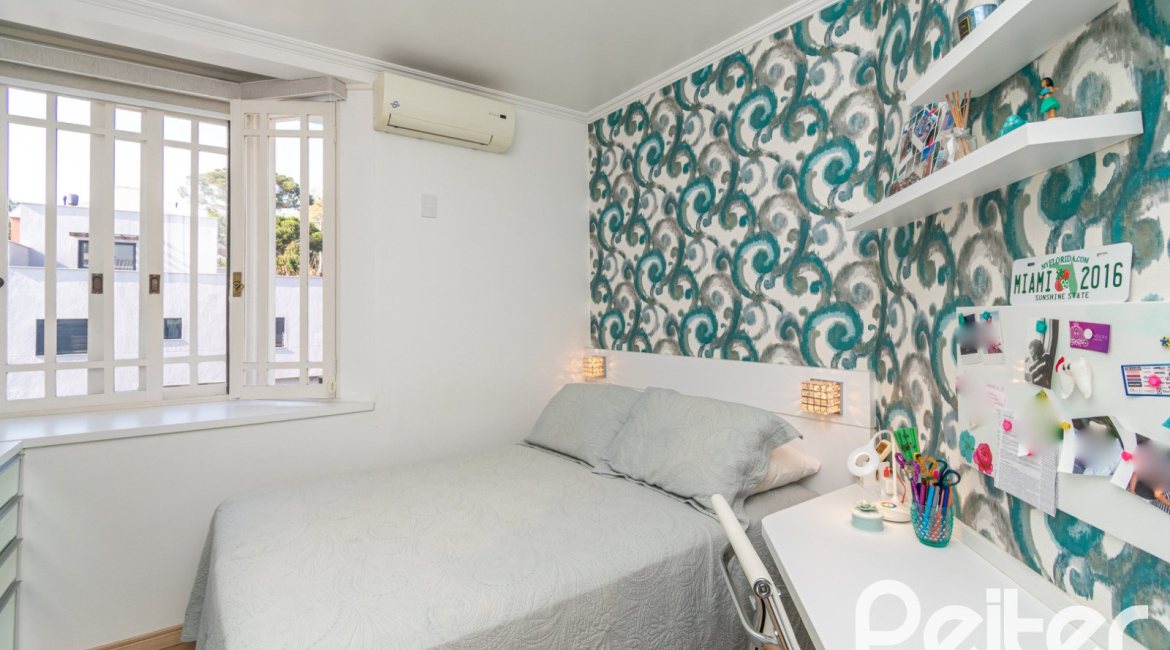 Casa em Condomínio à venda com 179m², 3 dormitórios, 1 suíte, 3 vagas, no bairro Tristeza em Porto Alegre