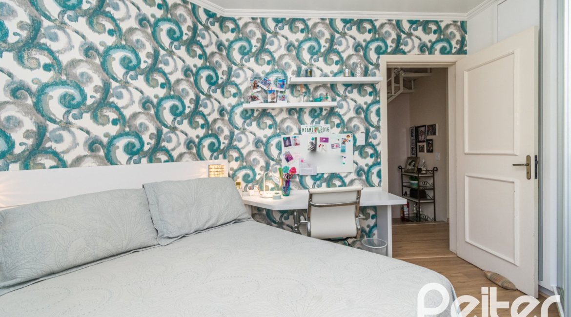 Casa em Condomínio à venda com 179m², 3 dormitórios, 1 suíte, 3 vagas, no bairro Tristeza em Porto Alegre