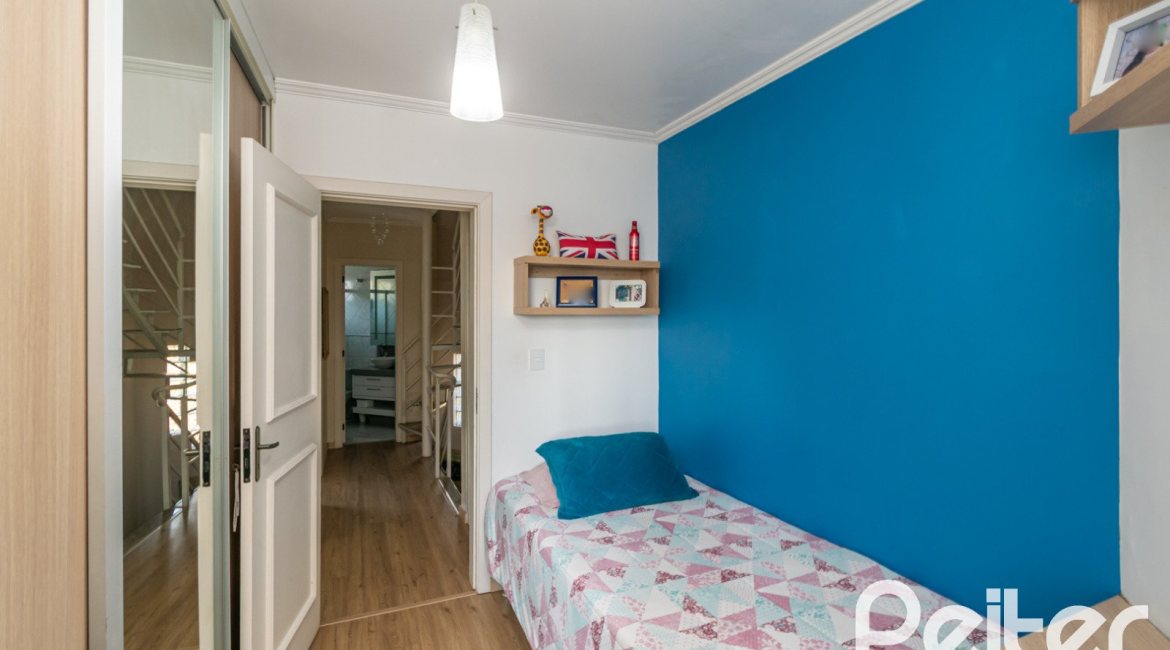 Casa em Condomínio à venda com 179m², 3 dormitórios, 1 suíte, 3 vagas, no bairro Tristeza em Porto Alegre