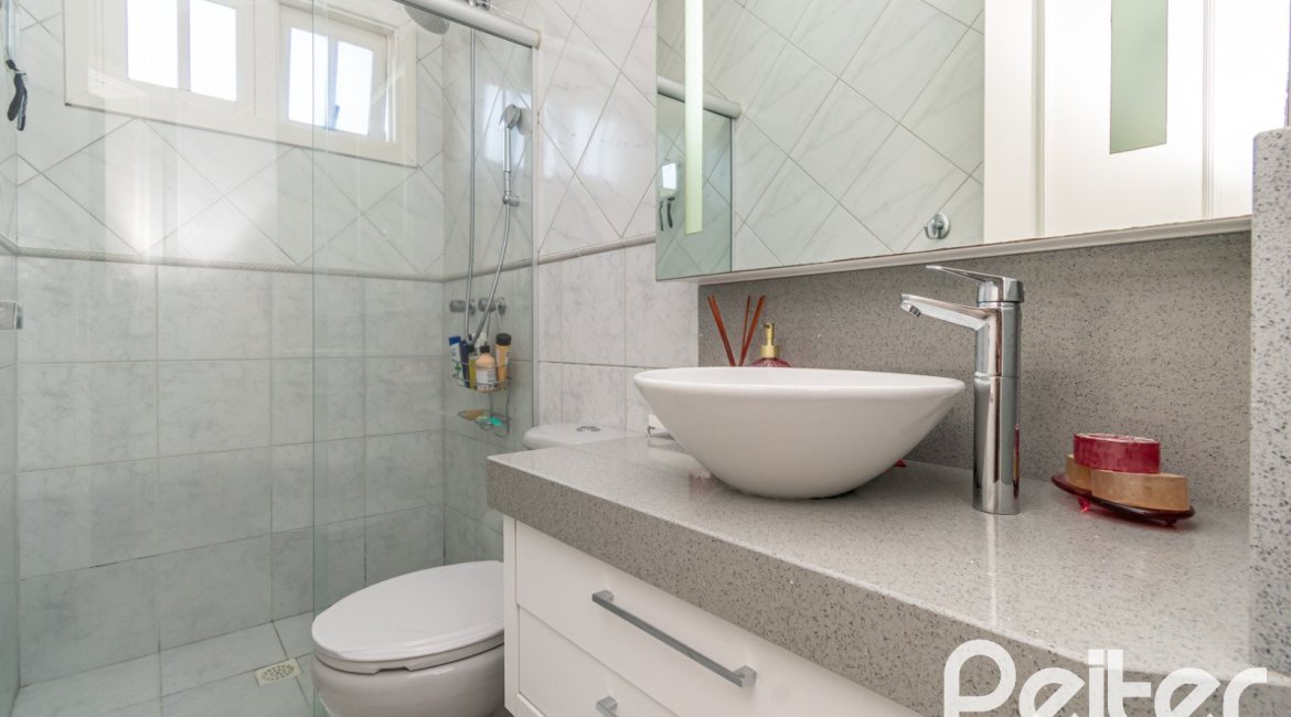 Casa em Condomínio à venda com 179m², 3 dormitórios, 1 suíte, 3 vagas, no bairro Tristeza em Porto Alegre