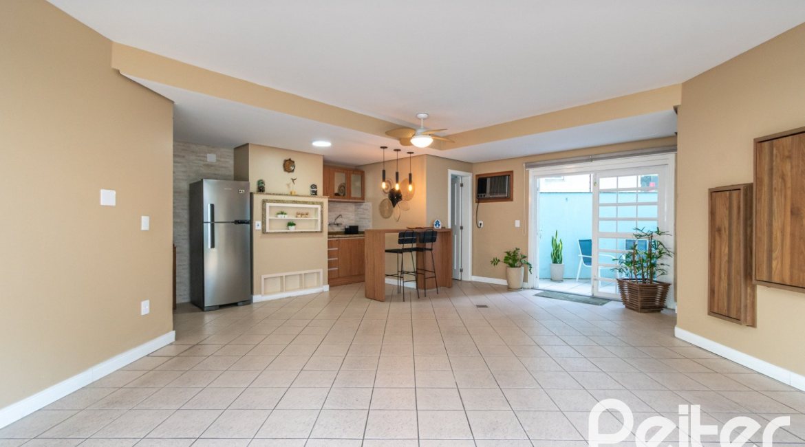 Casa em Condomínio à venda com 179m², 3 dormitórios, 1 suíte, 3 vagas, no bairro Tristeza em Porto Alegre