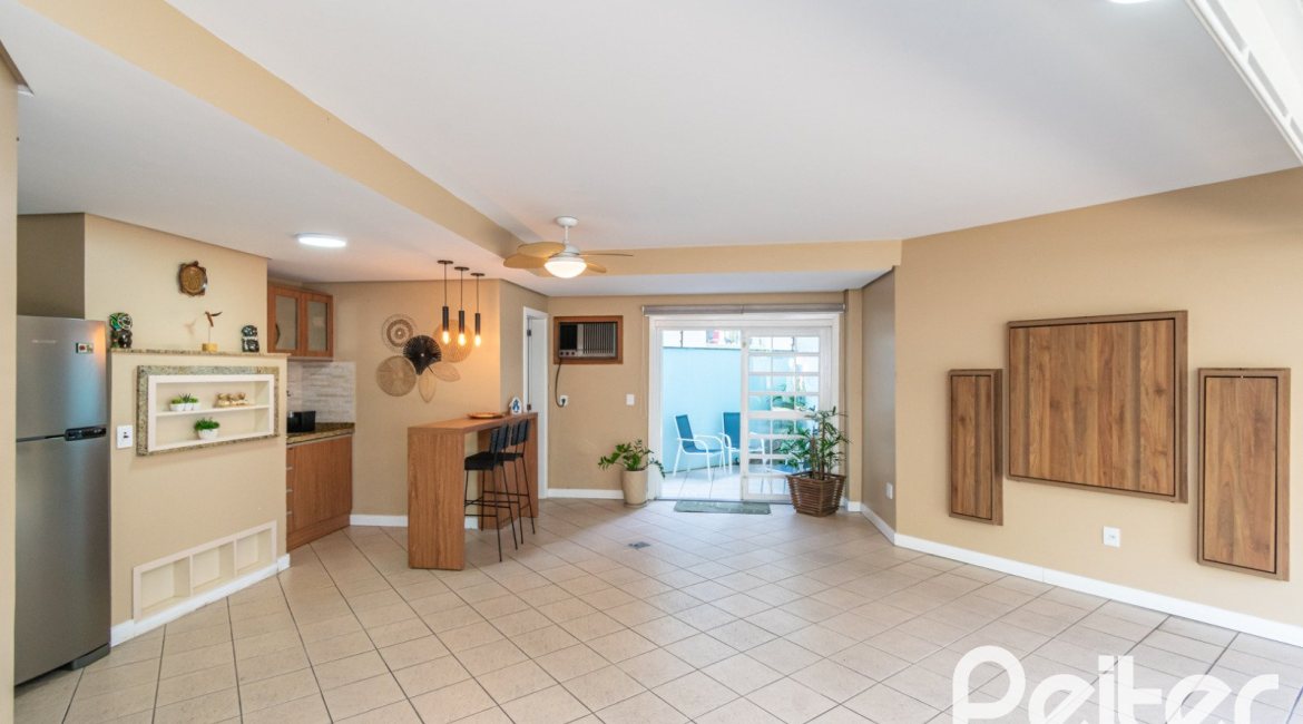 Casa em Condomínio à venda com 179m², 3 dormitórios, 1 suíte, 3 vagas, no bairro Tristeza em Porto Alegre