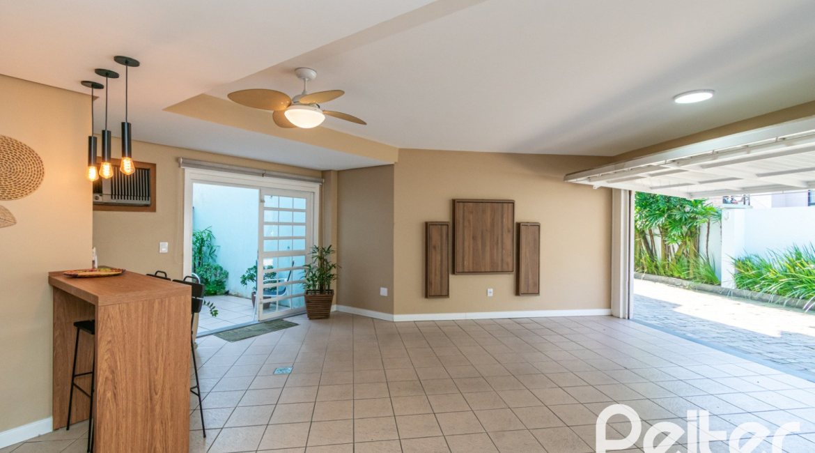 Casa em Condomínio à venda com 179m², 3 dormitórios, 1 suíte, 3 vagas, no bairro Tristeza em Porto Alegre