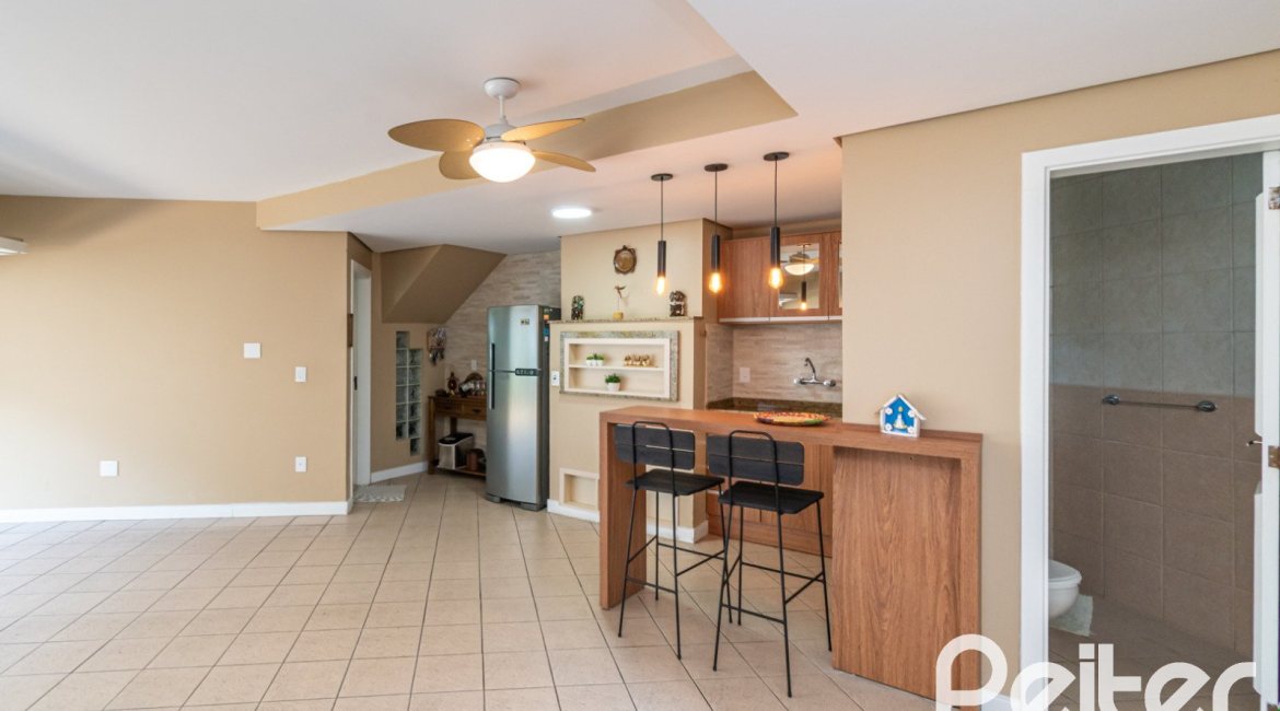 Casa em Condomínio à venda com 179m², 3 dormitórios, 1 suíte, 3 vagas, no bairro Tristeza em Porto Alegre