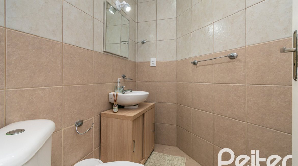 Casa em Condomínio à venda com 179m², 3 dormitórios, 1 suíte, 3 vagas, no bairro Tristeza em Porto Alegre